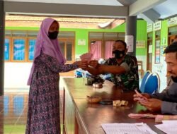 Babinsa Koramil Trawas Kawal Penyaluran BLT-DD