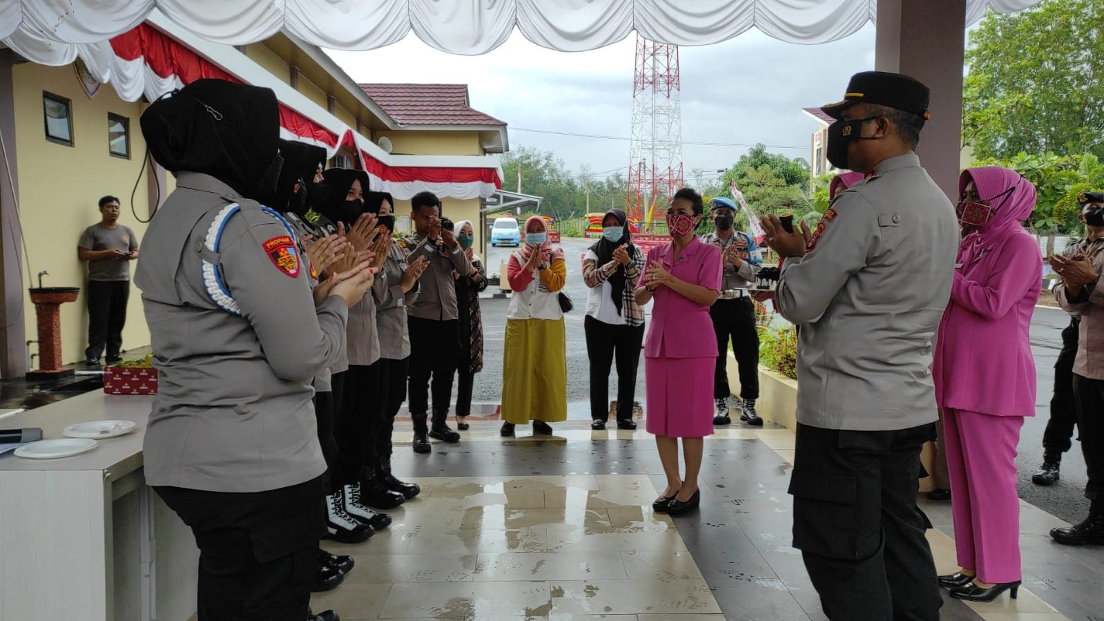 Kapolres Pesawaran Berikan Surprise Kepada Polwan