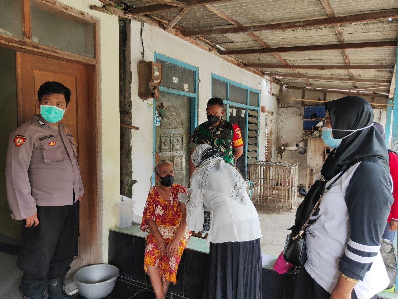 Babinsa Sumberjati Bersama Nakes Lakukan Penelusuran Kontak Erat