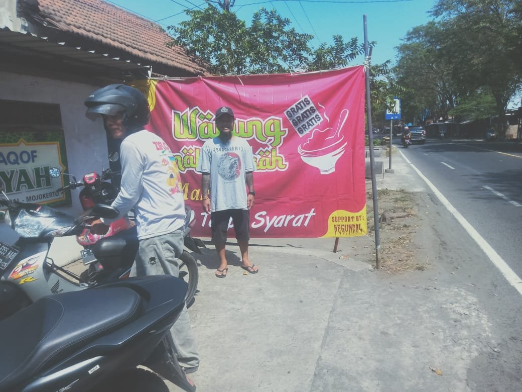 Kelompok Pemuda Desa Mojotamping Hadirkan Warung Jumat Berkah, Sediakan Makanan dan Minuman Gratis