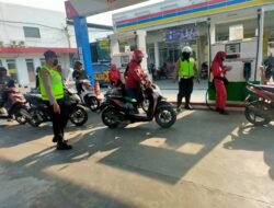 Polisi dan TNI Siaga Penyesuaian Harga BBM di SPBU Sidoarjo