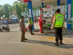 Polisi dan TNI Siaga Penyesuaian Harga BBM di SPBU Sidoarjo