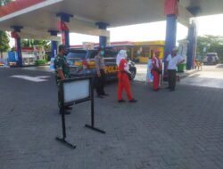 Polisi dan TNI Siaga Penyesuaian Harga BBM di SPBU Sidoarjo