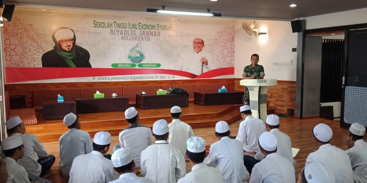 Danramil Pacet Bekali Wasbang Mahasiswa STIES Riyadlul Jannah