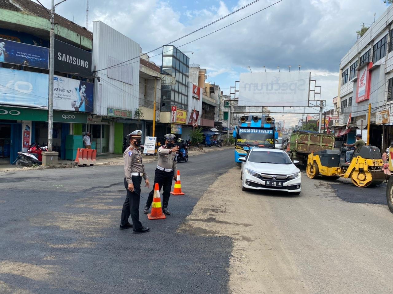 Satlantas Polres Pringsewu Amankan Proses Perbaikan Jalan Di Pusat Kota Pringsewu