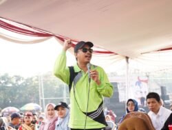 Momen Kemerdekaan, Bupati Gus Muhdlor dan Ning Sasha Jalan Sehat Bersama Warga Desa Jati