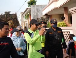 Momen Kemerdekaan, Bupati Gus Muhdlor dan Ning Sasha Jalan Sehat Bersama Warga Desa Jati