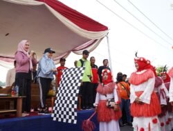 Momen Kemerdekaan, Bupati Gus Muhdlor dan Ning Sasha Jalan Sehat Bersama Warga Desa Jati