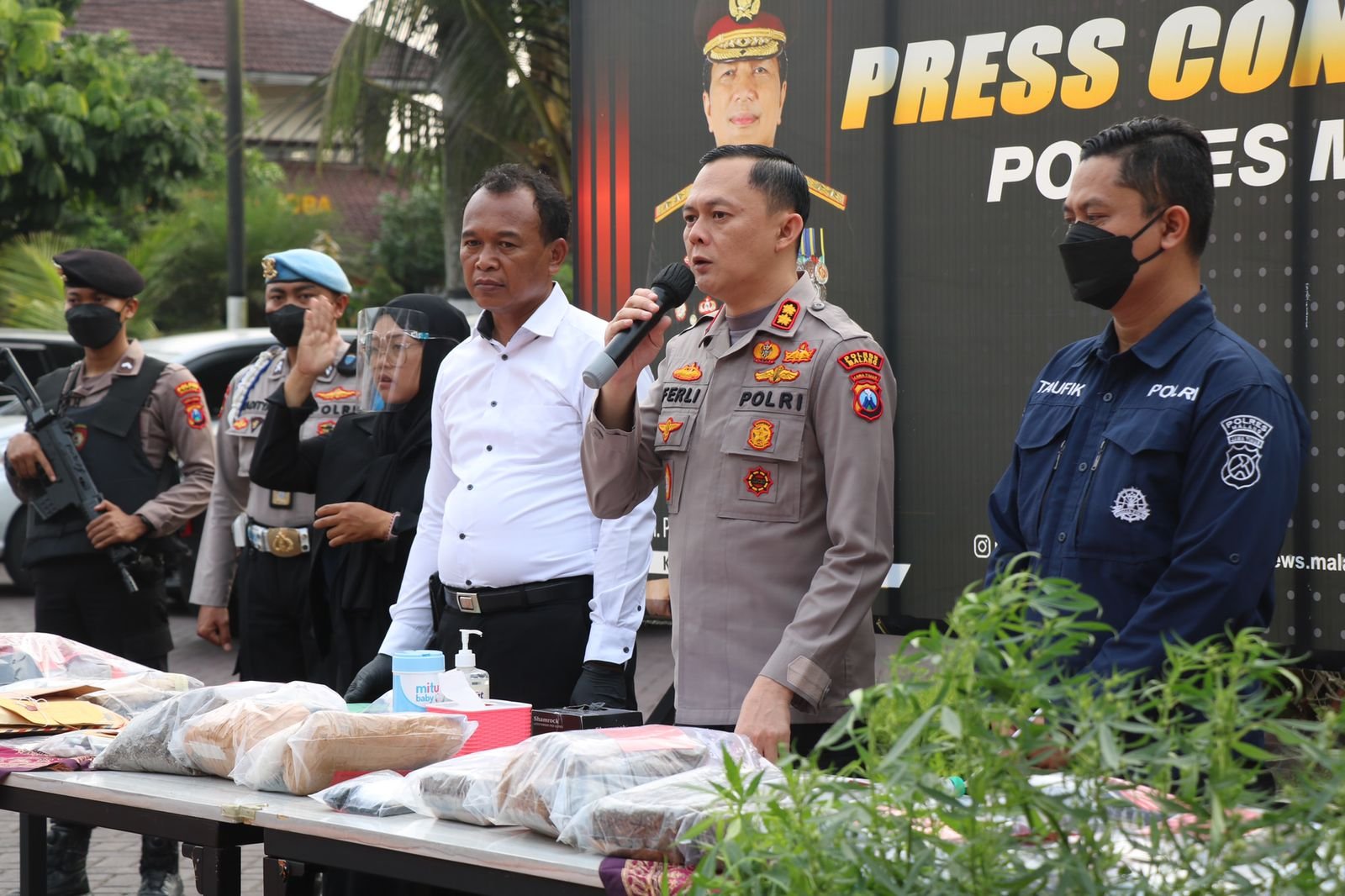 Polisi Amankan 2 Penanam Ganja di Lereng Semeru