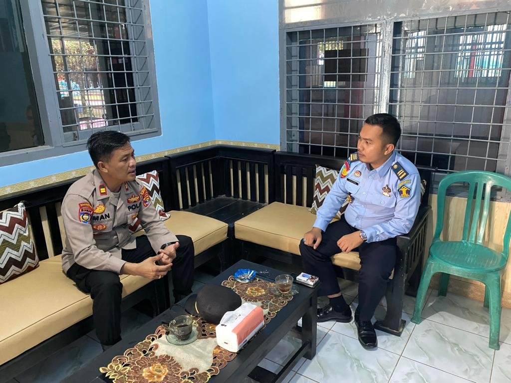 Jaga Sinergitas Pengamanan, Kasat Binmas Tanggamus Sambangi Lapas Kotaagung Sekaligus Berikan Bantuan Sarpras Pengamanan