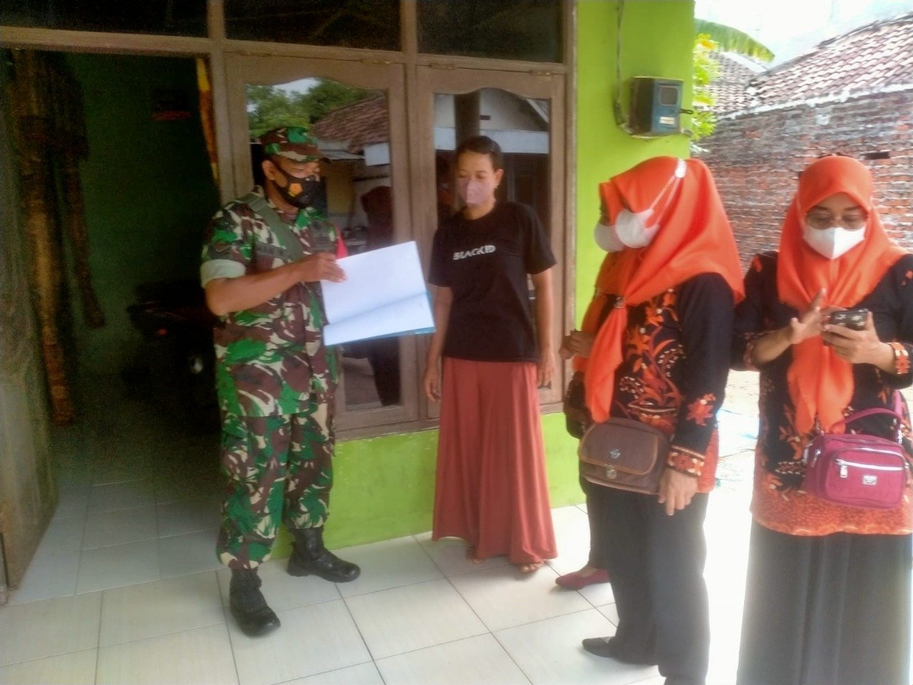 Babinsa Koramil Pungging Dampingi UPT Puskesmas Watukenongo Verifikasi Desa ODF