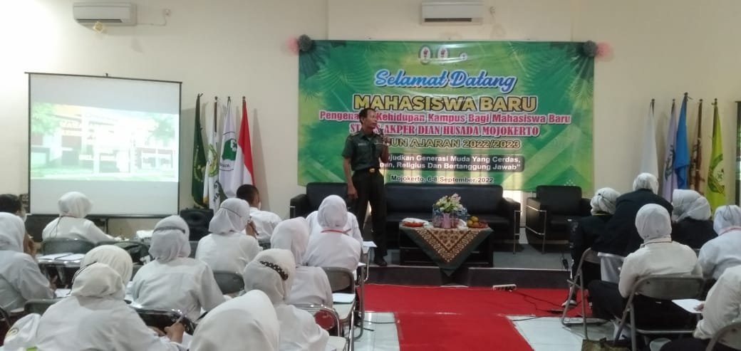 Babinsa Koramil Sooko Berikan Materi Wasbang Kepada Mahasiswa STIKES