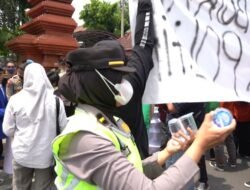 Demo Kenaikan BBM, Polwan Polresta Mojokerto Bagikan Air dan Roti