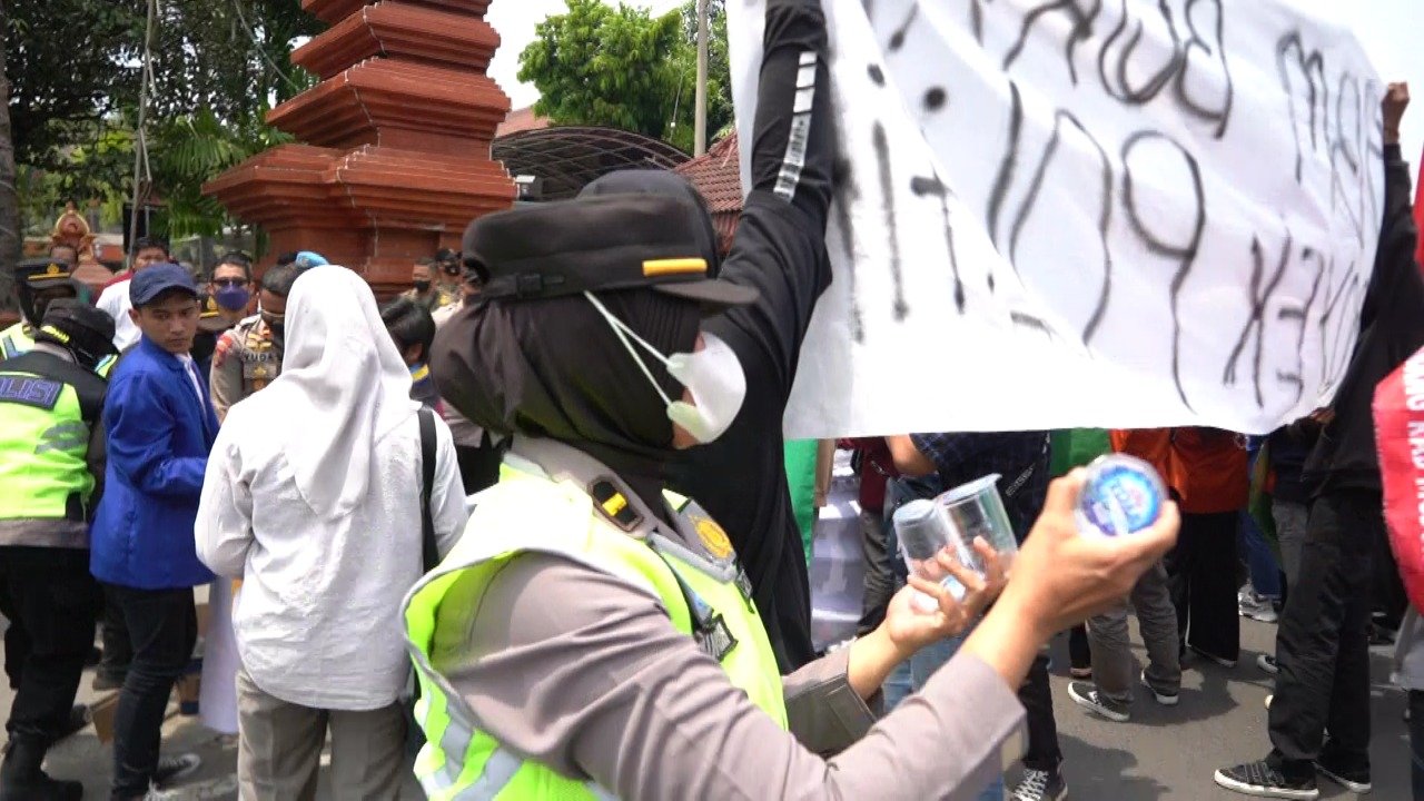 Demo Kenaikan BBM, Polwan Polresta Mojokerto Bagikan Air dan Roti