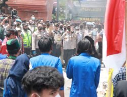 Kapolresta Mojokerto Kawal Unras Kenaikan BBM di Kantor DPRD Kota Mojokerto