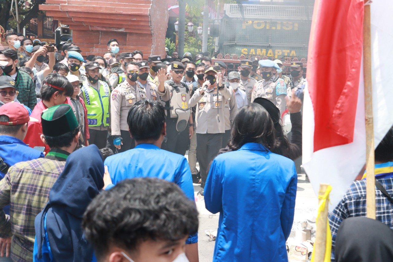 Kapolresta Mojokerto Kawal Unras Kenaikan BBM di Kantor DPRD Kota Mojokerto