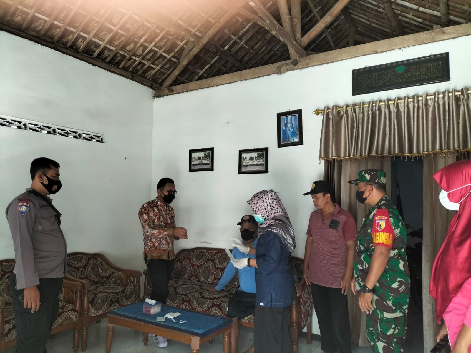 Koramil Kutorejo Bersama Nakes PKM Lakukan Tracing Kontak Erat Pasien Covid-19