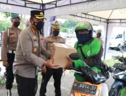 Kenaikan Harga BBM, Polresta Sidoarjo Bagikan Paket Sembako Warga Terdampak