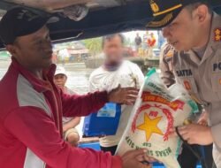Datangi Langsung Kapal Nelayan, Kapolres Tanggamus Serahkan Bansos di Pelabuhan Kota Agung