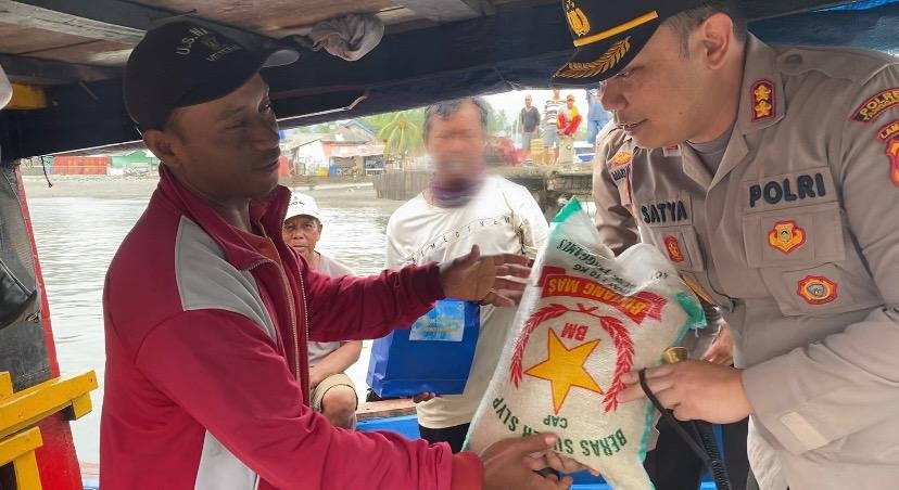 Datangi Langsung Kapal Nelayan, Kapolres Tanggamus Serahkan Bansos di Pelabuhan Kota Agung