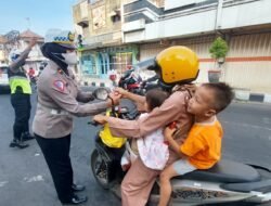 Unik dan Simpatik, Polresta Mojokerto Peringati Hari jadi Lalu Lintas Dengan Berbagi