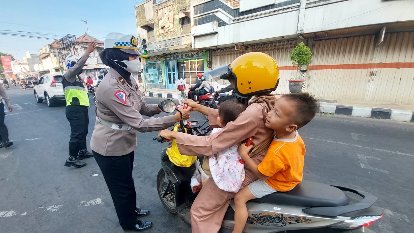 Unik dan Simpatik, Polresta Mojokerto Peringati Hari jadi Lalu Lintas Dengan Berbagi