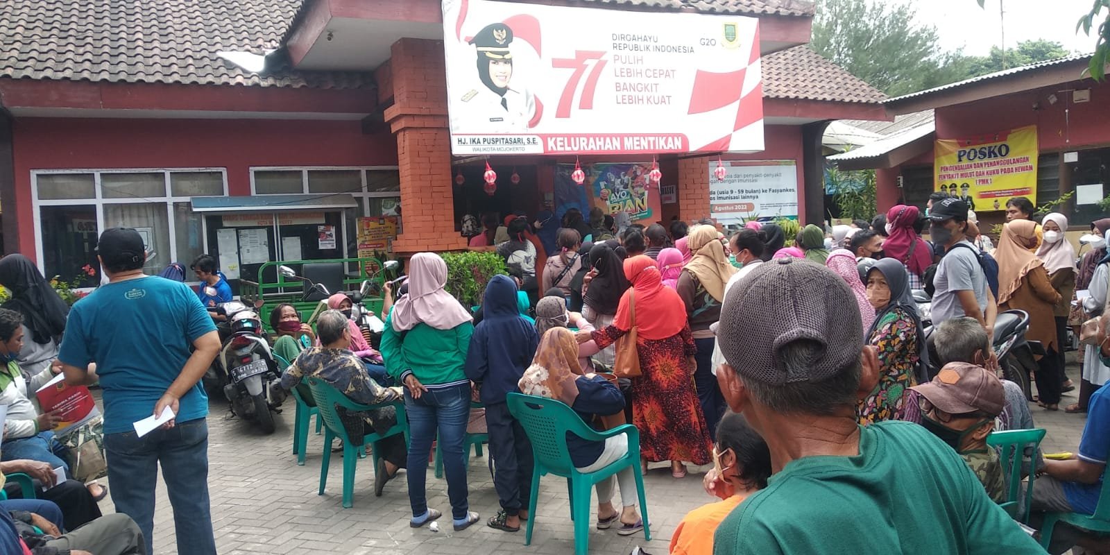 Koramil 0815/01 Prajurit Kulon Dampingi Distribusi BLT BBM