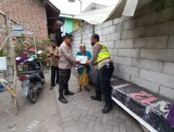 Polisi Sidoarjo Distribusikan Bansos kepada Masyarakat Terdampak Pasca Penyesuaian Harga BBM
