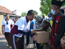 Berjalan Kaki Menyusuri Perkampungan, Kapolresta Sidoarjo Bagikan Paket Sembako Dampak Kenaikan Harga BBM