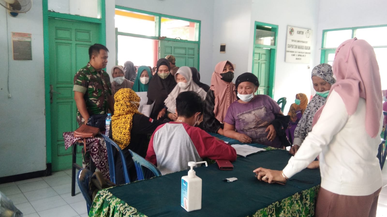 Koramil 0815/19 Magersari Kawal Penyaluran BLT BBM - BPNT