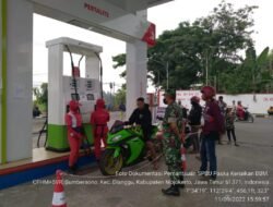 Pasca Penyesuaian Harga BBM Babinsa Koramil Jajaran Kodim Mojokerto Pantau SPBU