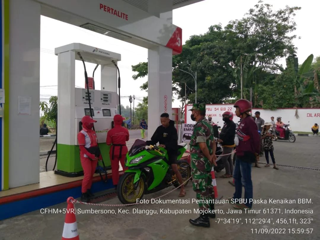 Pasca Penyesuaian Harga BBM Babinsa Koramil Jajaran Kodim Mojokerto Pantau SPBU