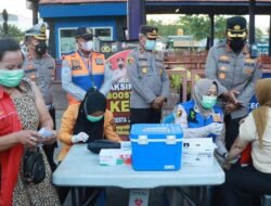 Kapolresta Sidoarjo Tinjau Vaksinasi Booster dan Bagikan Baksos di Terminal Purabaya