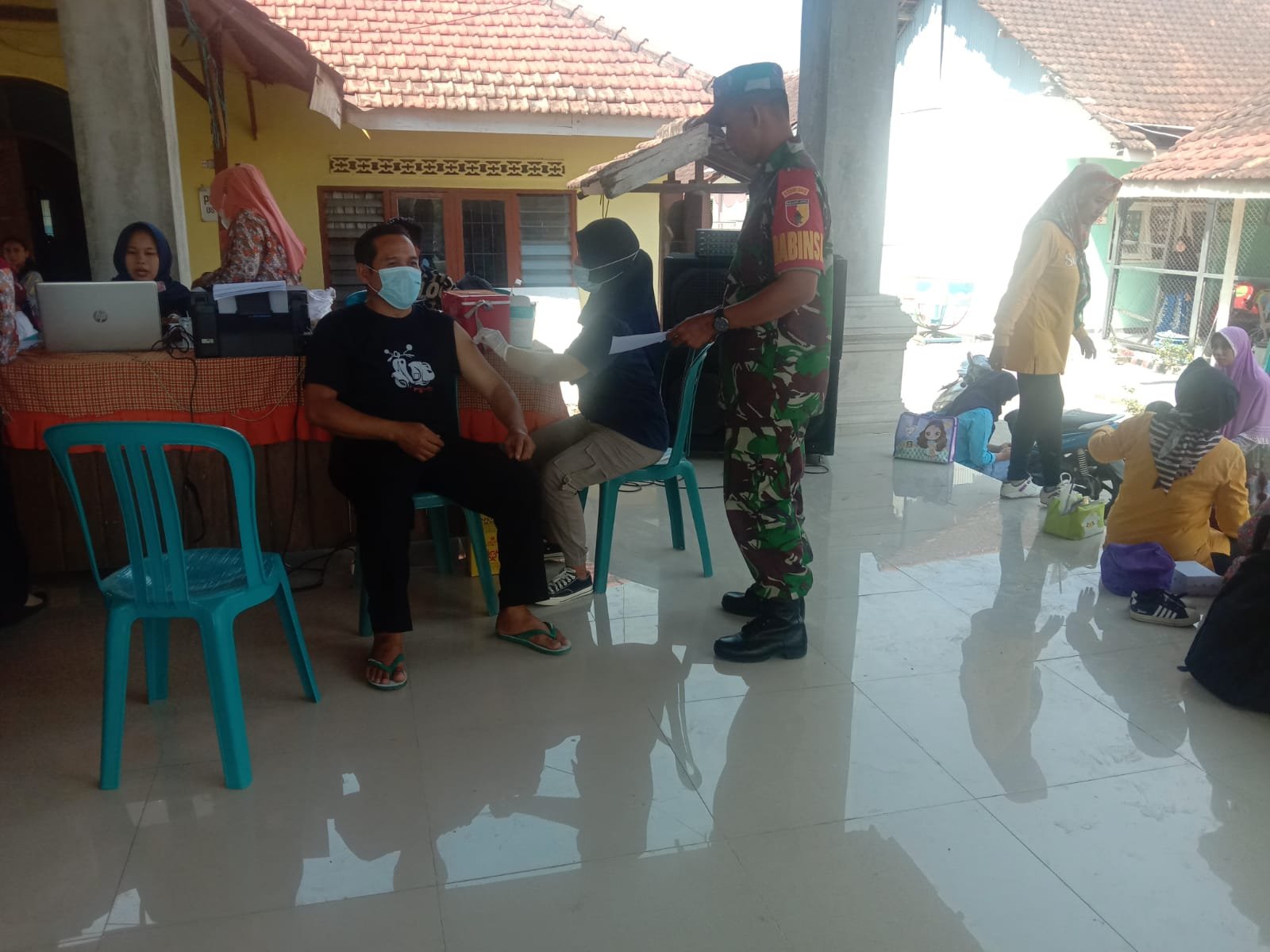 Koramil Dawarblandong Bareng UPT PKM Gelar Vaksin Booster Dan Sosialisasi Germas