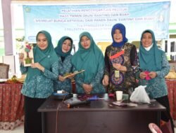 Ratusan Ibu-Ibu PKK di Kabupaten Sidoarjo Dilatih Membuat Bunga Artificial Dari Limbah Daun, Dekranasda Siap Pamerkan