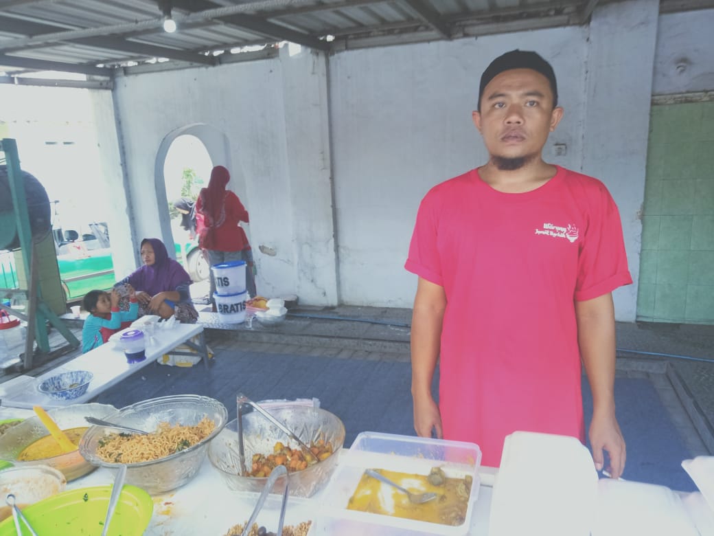Rutin Tiap Jumat, Pemuda Desa Ngrowo Mojokerto Bagikan 400 Porsi Makanan dan Minuman Gratis