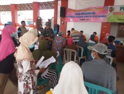 Koramil Dlanggu Bersama Forkopimcam Pantau Langsung Penyaluran BLT BBM – BPNT