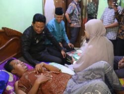 Wabup Subandi Jenguk Mantan Tukang Las Warga Pagerwojo yang Terbaring Sakit, Pastikan Tercover BPJS dan Terima Bantuan