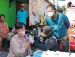 Layanan Vaksinasi Covid-19 dari Polresta Sidoarjo di Pasar Kaget Waru