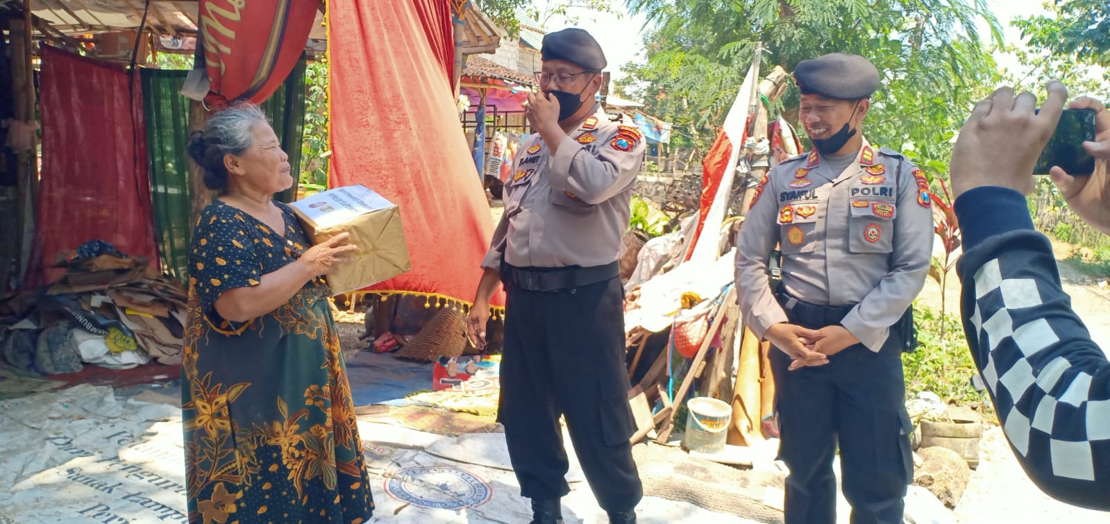 Samapta Berkah Polres Ponorogo Bagikan Paket Sembako Kepada Lansia