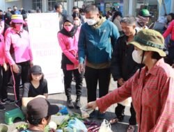 Sambil Olahraga, Kapolresta Sidoarjo Ajak Anggota Belanja ke Pasar dan Bagikan Paket Sembako