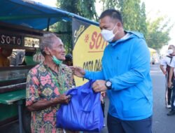 Hari Lalu Lintas, Polresta Sidoarjo Jalan Kaki di Sekitaran Alun-alun Sambil Bagikan Sembako