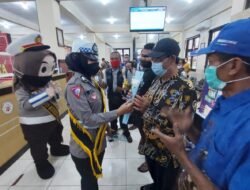 Wajib Pajak dapat Bingkisan dari Satlantas Polresta Mojokerto