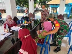 Babinsa Koramil Bangsal Dampingi PT Pos Indonesia Salurkan BLT BBM – Sembako