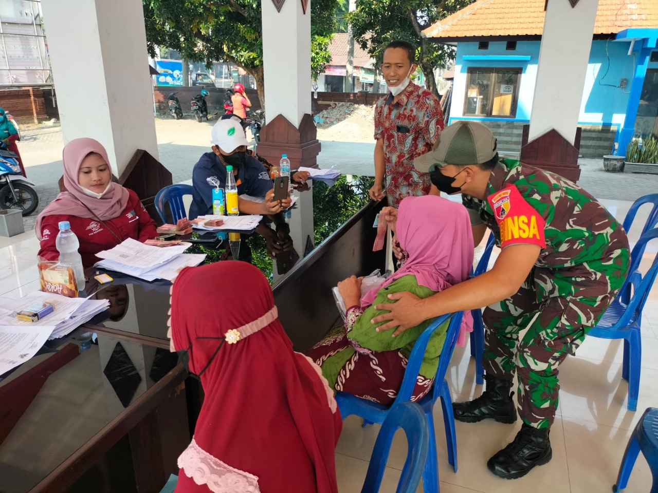 Babinsa Koramil Bangsal Dampingi PT Pos Indonesia Salurkan BLT BBM - Sembako