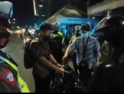 Dikira Razia, Ternyata Polisi Sidoarjo Bagikan BBM Gratis