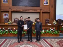 Ketua DPRD Muaro Jambi Yuli Setia Bhakti Pimpin Rapat Paripurna