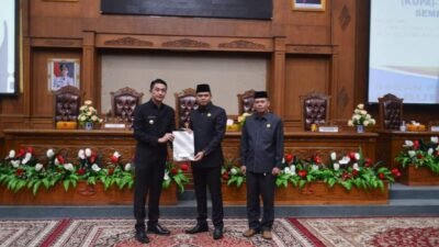 Ketua DPRD Muaro Jambi Yuli Setia Bhakti Pimpin Rapat Paripurna