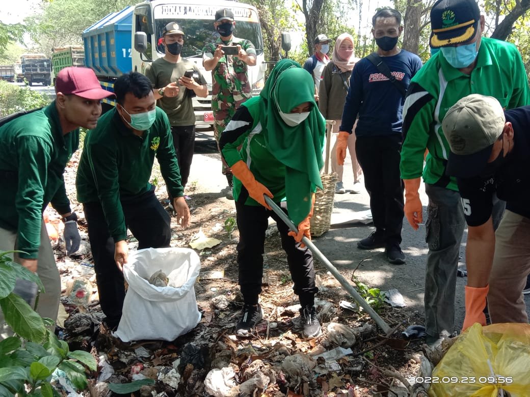 Aksi Bersama Perhutani dan Pemkab. Mojokerto Bersihkan Sampah di Mojokerto