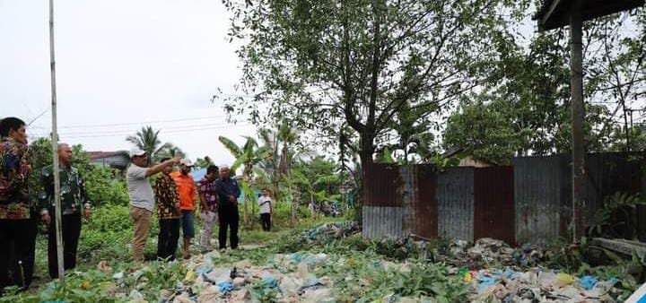 Bupati Tanjab Barat Tinjau Sejumlah Infrastruktur Jalan Yang Rusak Di Kota Kuala Tungkal